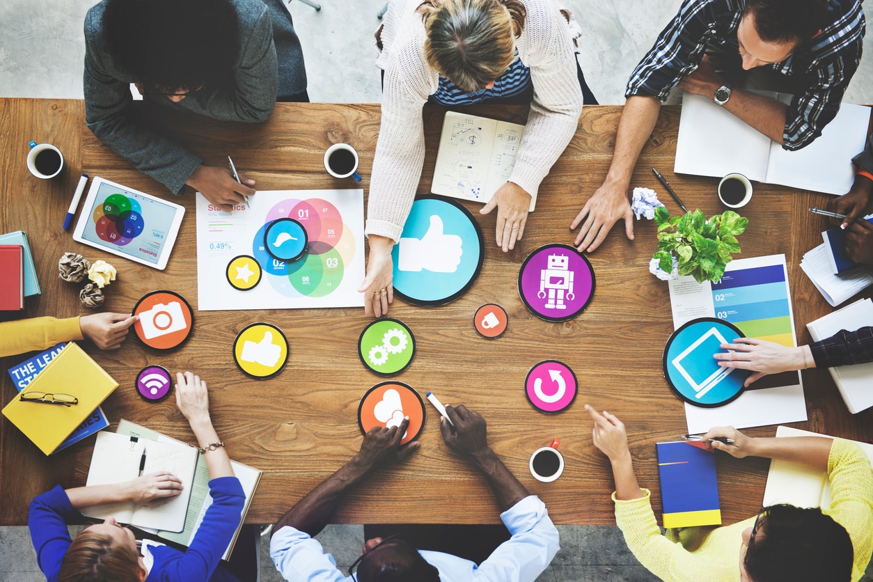 RECURSO Meeting comunicacion social trabajo finanzas fintech innovacion scrum reunion laboral coworking networking