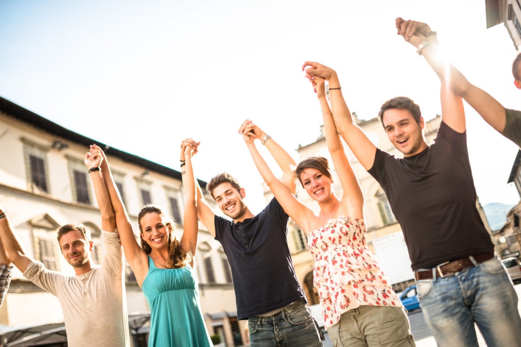 RECURSO grupo amigos millennials turismo juventud