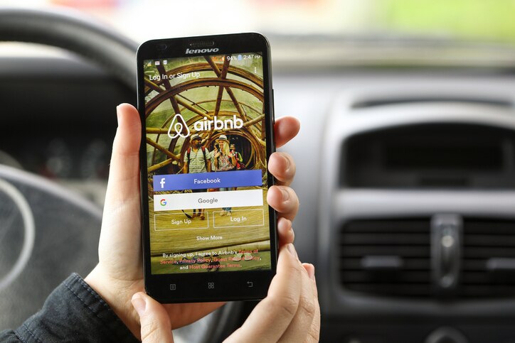 RECURSO Airbnb buscar movil app alojamiento tech innovacion tecnologia fintech aplicaciones