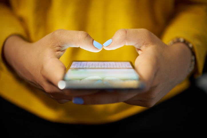 RECURSO mujer movil apps tech tecnologia innovacion fintech chat whatsapp facebook