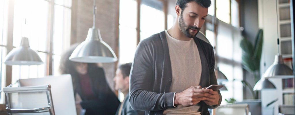 RECURSO hombre movil trabajo laboral tech tecnologia fintech
