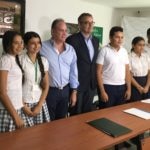 Fotografía de Óscar Cabrera, presidente BBVA Colombia junto a Gobernador del Cesar, Francisco Ovalle Angarita y jóvenes del departamento