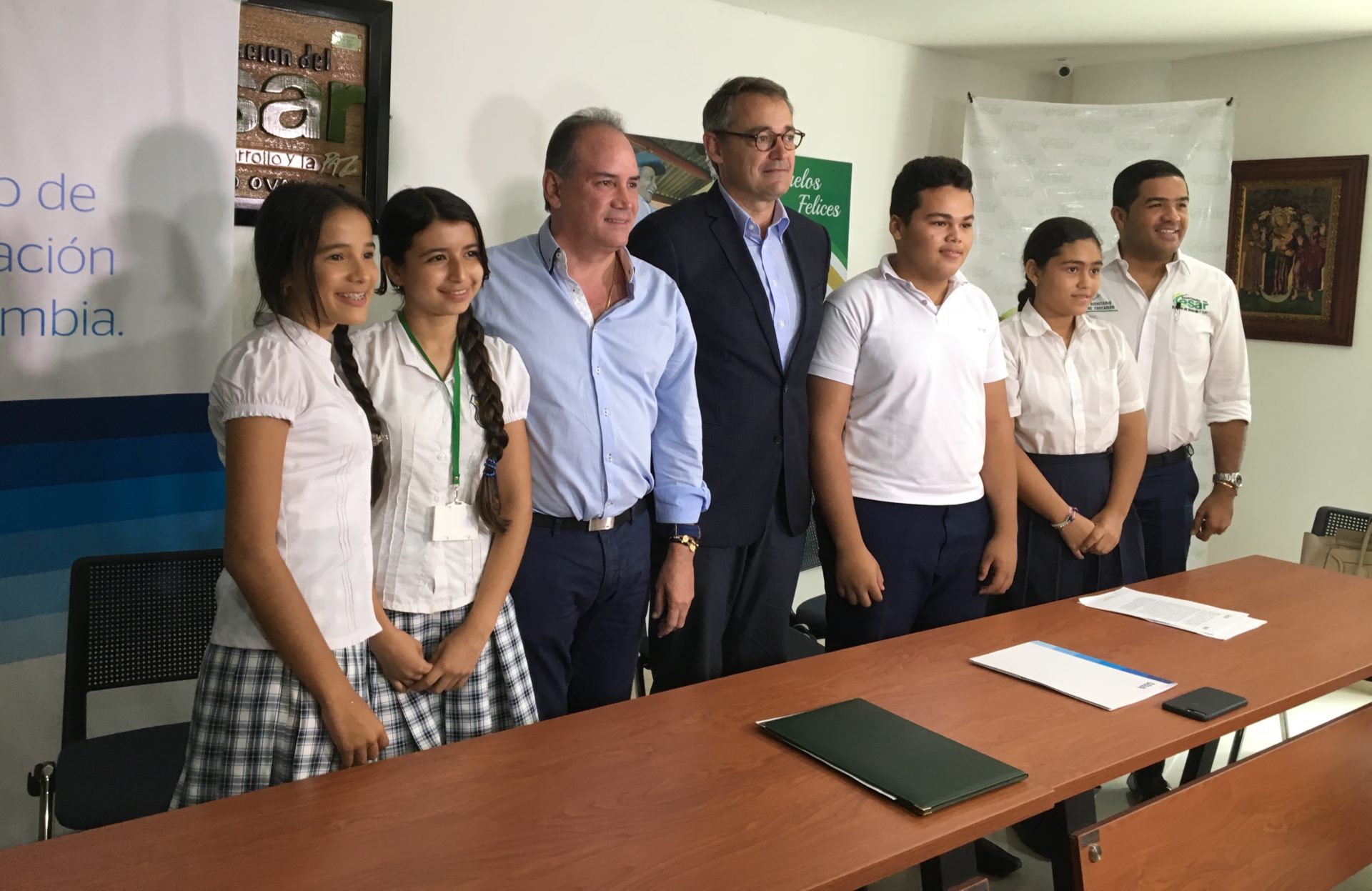 Fotografía de Óscar Cabrera, presidente BBVA Colombia junto a Gobernador del Cesar, Francisco Ovalle Angarita y jóvenes del departamento