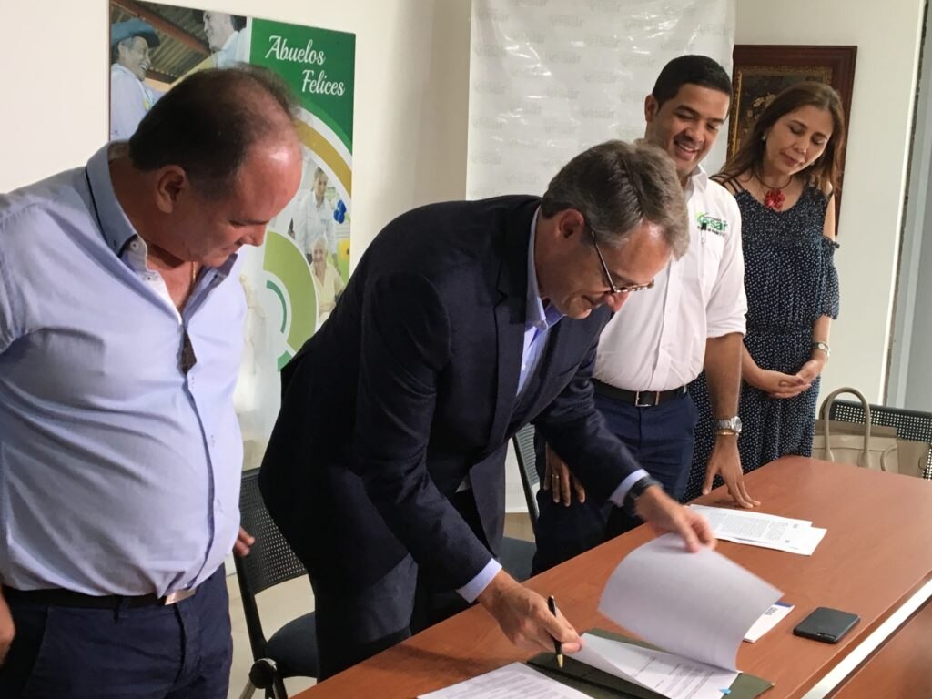 Fotografía de Óscar Cabrera, presidente de BBVA Colombia firmando convenio