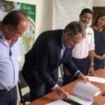 Fotografía de Óscar Cabrera, presidente de BBVA Colombia firmando convenio