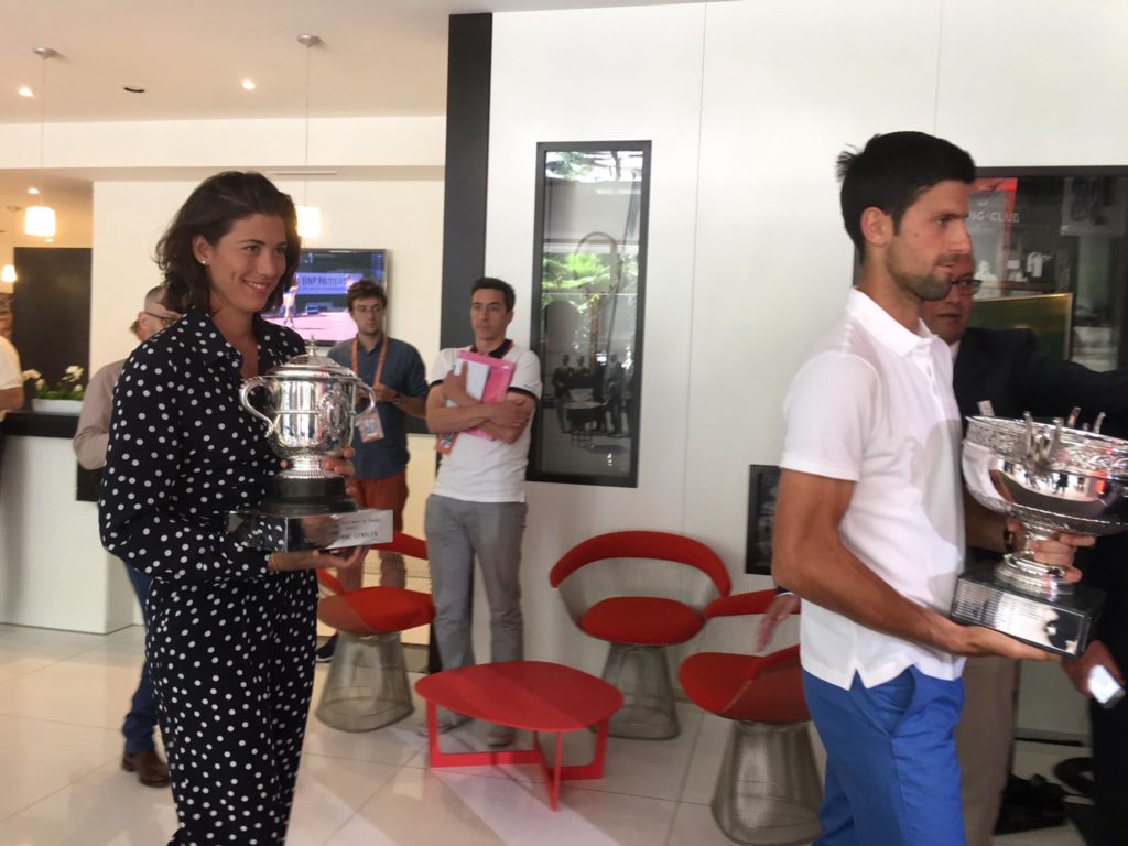 Garbiñe Muguruza y Novak Djokovic , vigentes campeones de Roland Garros, en el sorteo del cuadro