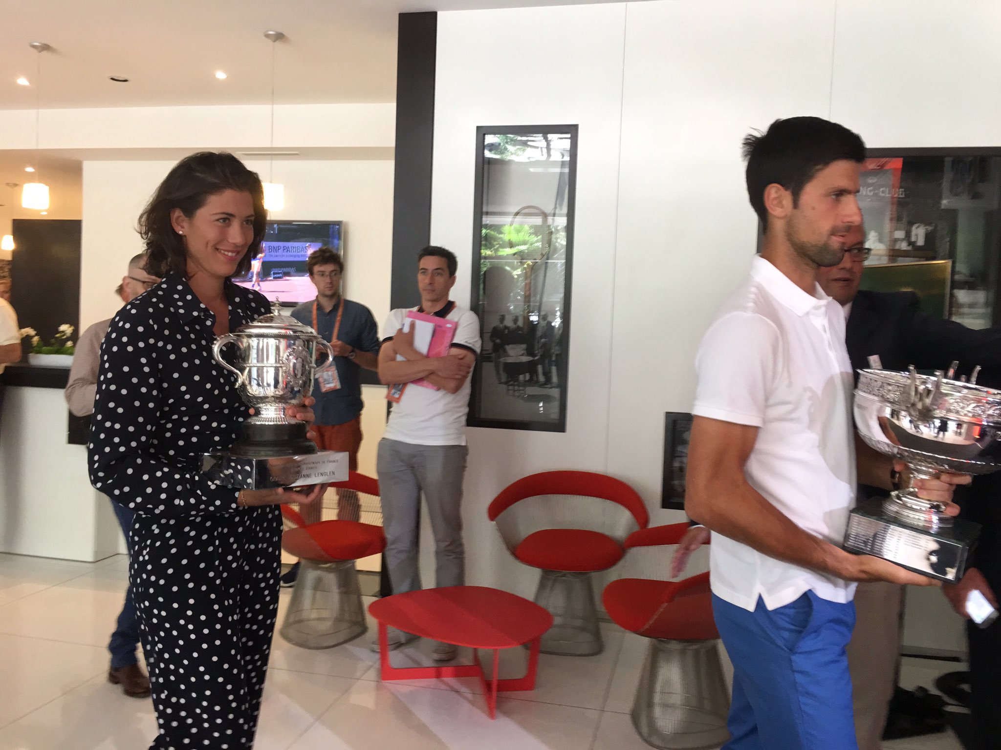 Garbiñe Muguruza y Novak Djokovic , vigentes campeones de Roland Garros, en el sorteo del cuadro Garbiñe Muguruza y Novak Djokovic , vigentes campeones de Roland Garros, en el sorteo del cuadro
