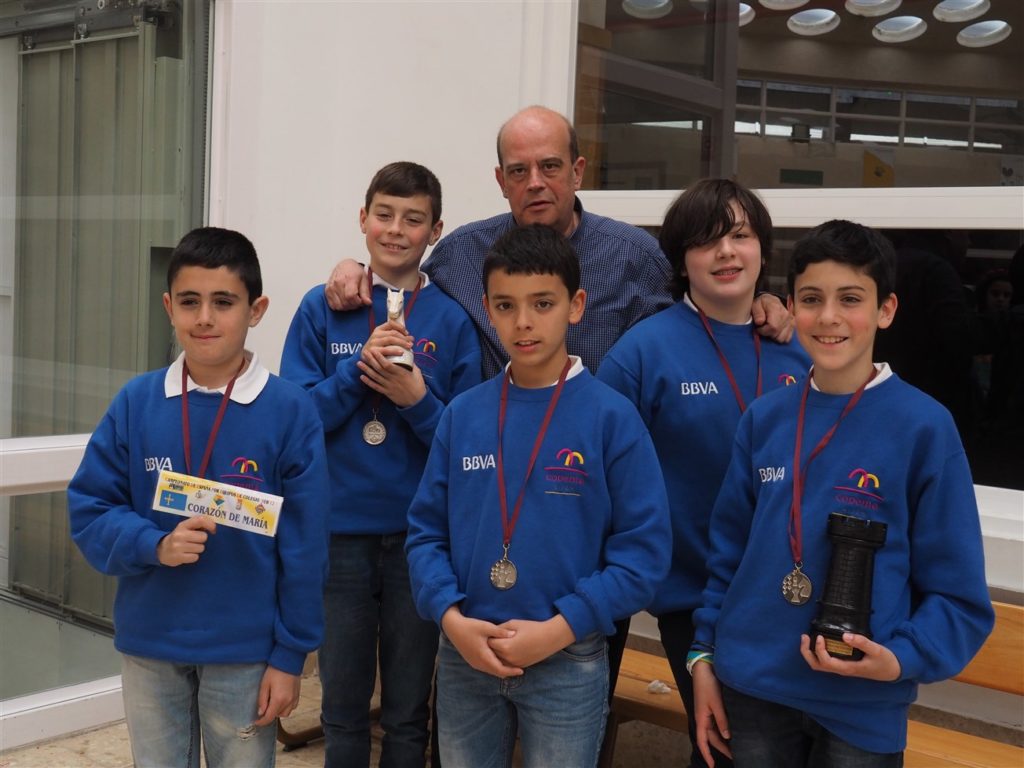 Los cinco alumnos del Colegio Corazón de María de Gijón, que participaron en el Campeonato de España BBVA