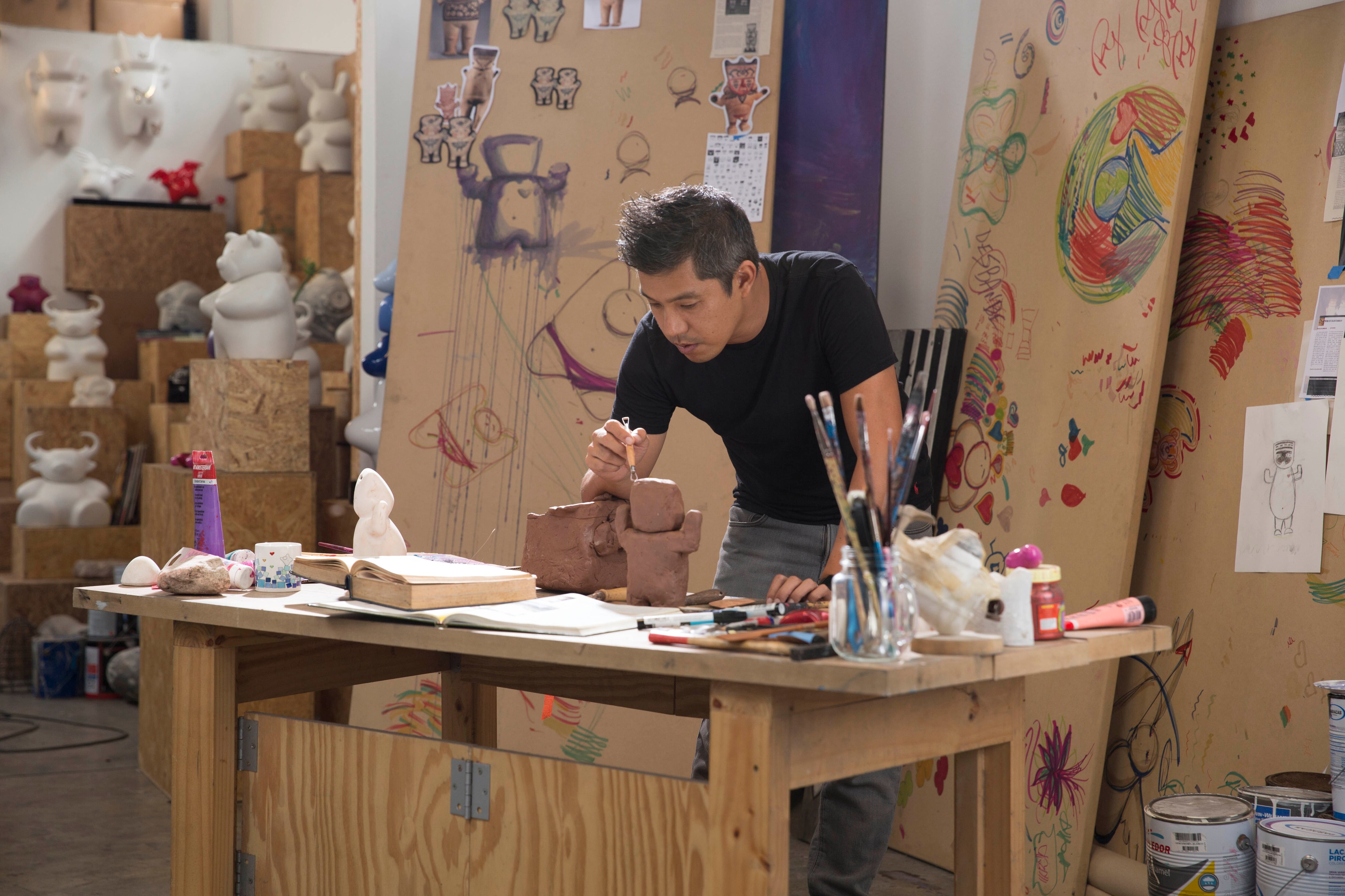 El artista peruano Marcelo Wong prepara en su taller los cuchimilcos de la Cuenta Ganadora de BBVA Continental. Fotografía de Marcelo Wong, artista peruano que elabora los cuchimilcos de BBVA Continental.