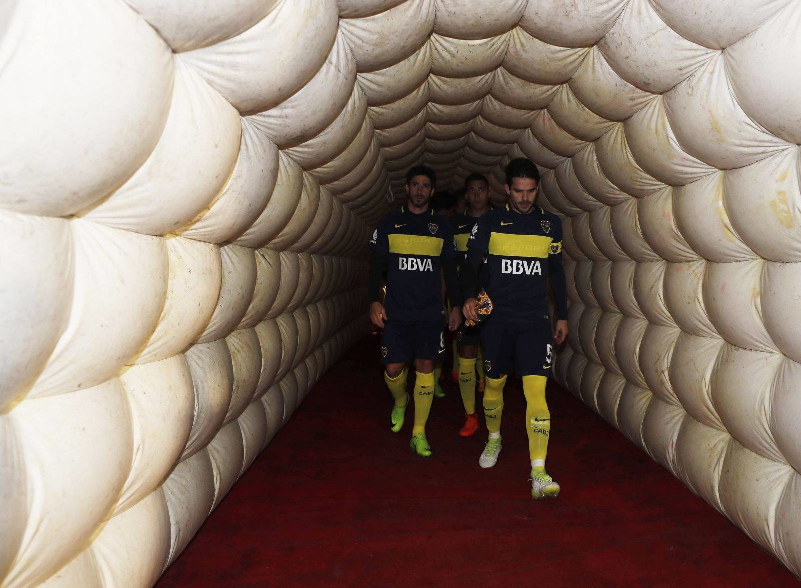 Los jugadores de Boca salen por la manga al estadio de Huracán Boca 1 Huracán 1. BBVA