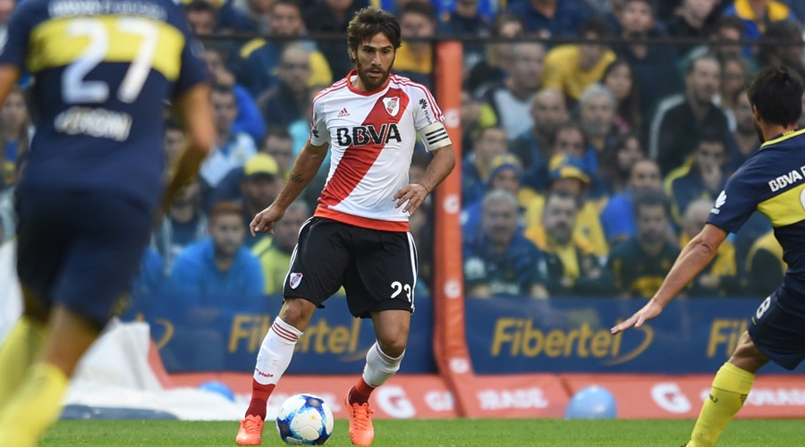 Leo Ponzio lleva la pelota River ganó 3 a 1 en La Bombonera. BBVA