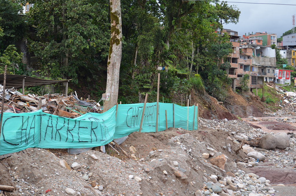 Fotografía de Inudados de lodo, piedras y palos