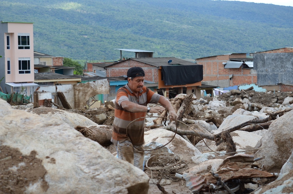 Fotografía de Habitante de Mocoa en medio de las ruinas del desastre