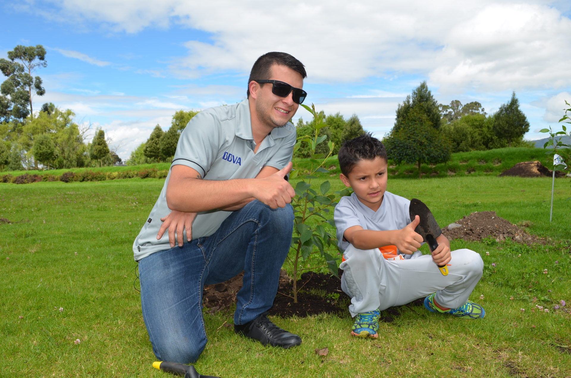 Fotografía de empleado e hijo que participan en el Reto siembra BBVA