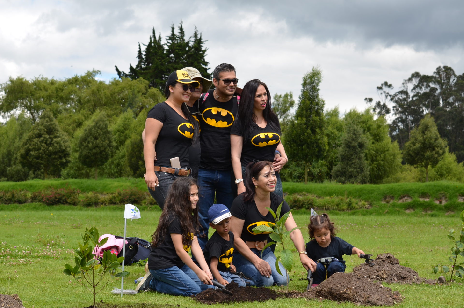 Fotografía de la familia Batman participa en el reto siembra BBVA