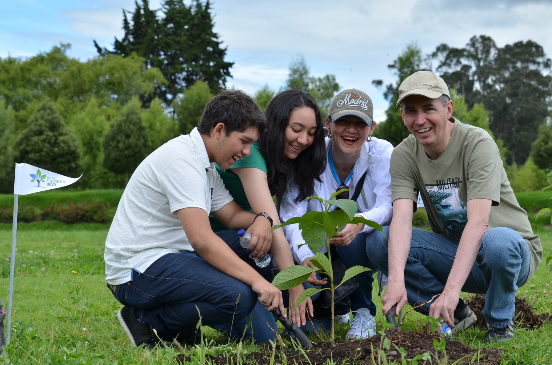 Fotografía de la Familia de Syrleny colaboradora de calidad de BBVA junto a su familia en el Reto Siembra