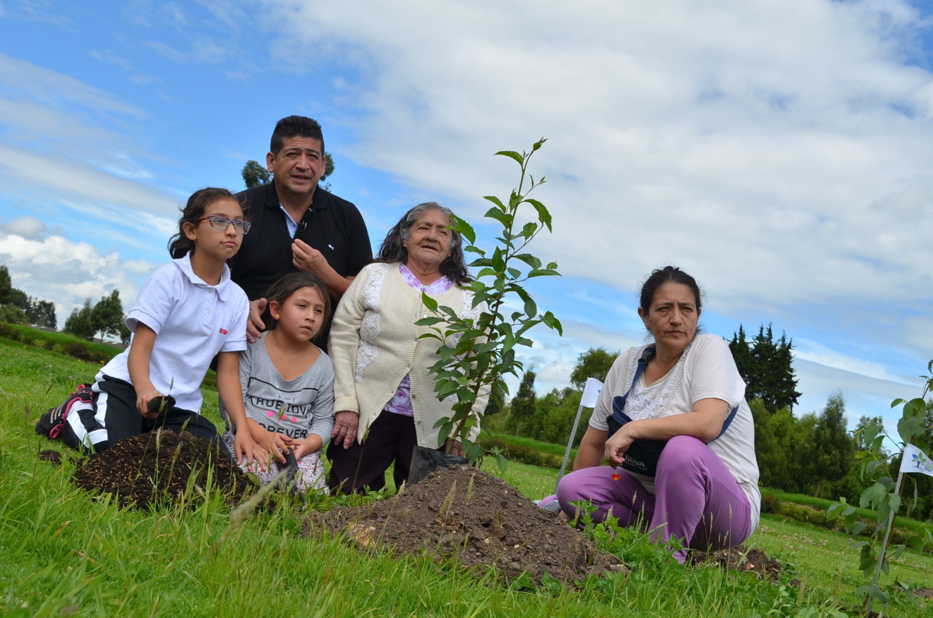 Fotografía de Familia entera participando en el Reto Siembra BBVA