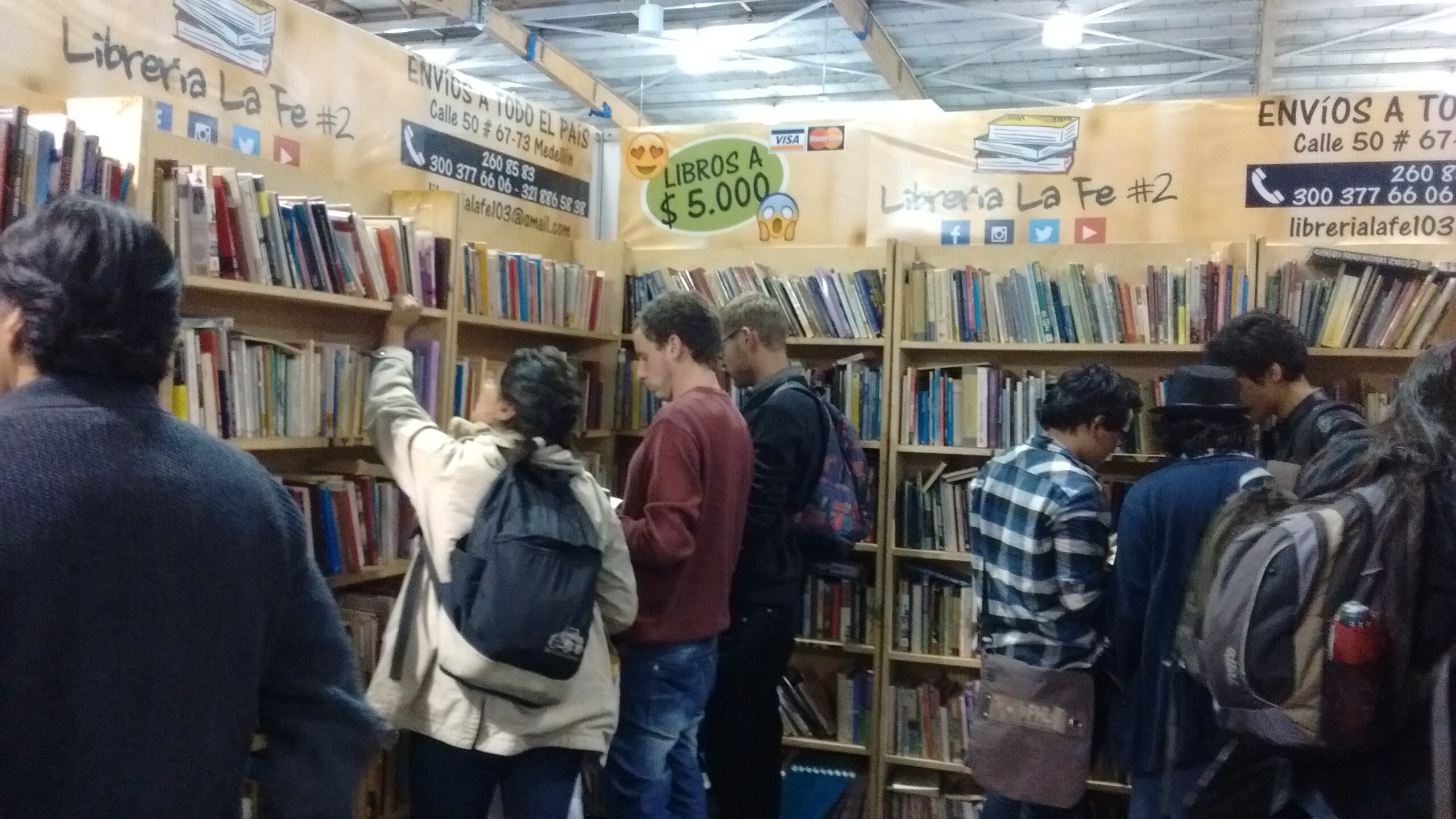 Asistentes a la Feria Internacional del Libro de Bogotá Fotografía de asistentes a la Feria Internacional del Libro de Bogotá
