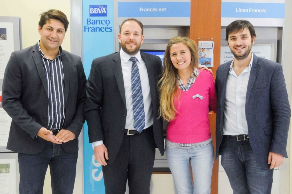 Beneficiaria: Aymara Cáceres Strickler,
Gerente de la UDAI ANSES Puerto Madryn: Antonio Sebastián López,
Representante del Ministerio de Interior, Ignacio Torres
Gerente de BBVA Francés, Nicolás Zorrilla Beneficiaria: Aymara Cáceres Strickler, Gerente de la UDAI ANSES Puerto Madryn: Antonio Sebastián López, Representante del Ministerio de Interior, Ignacio Torres Gerente de BBVA Francés, Nicolás Zorrilla