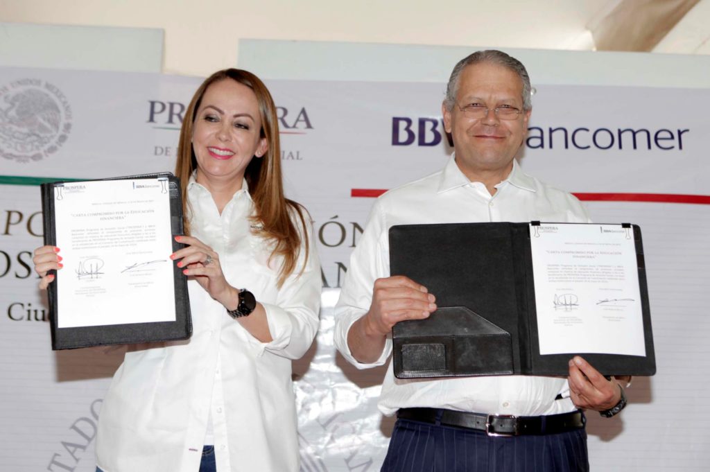 La Ing. Paula Hernández Olmos, Coordinadora Nacional de PROSPERA y el Lic. Luis Robles Miaja, Presidente del Consejo de Administración de BBVA Bancomer durante la firma de convenio. La Ing. Paula Hernández Olmos, Coordinadora Nacional de PROSPERA y el Lic. Luis Robles Miaja, Presidente del Consejo de Administración de BBVA Bancomer durante la firma de convenio.