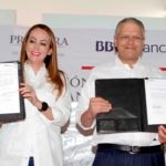 La Ing. Paula Hernández Olmos, Coordinadora Nacional de PROSPERA y el Lic. Luis Robles Miaja, Presidente del Consejo de Administración de BBVA Bancomer durante la firma de convenio. La Ing. Paula Hernández Olmos, Coordinadora Nacional de PROSPERA y el Lic. Luis Robles Miaja, Presidente del Consejo de Administración de BBVA Bancomer durante la firma de convenio.