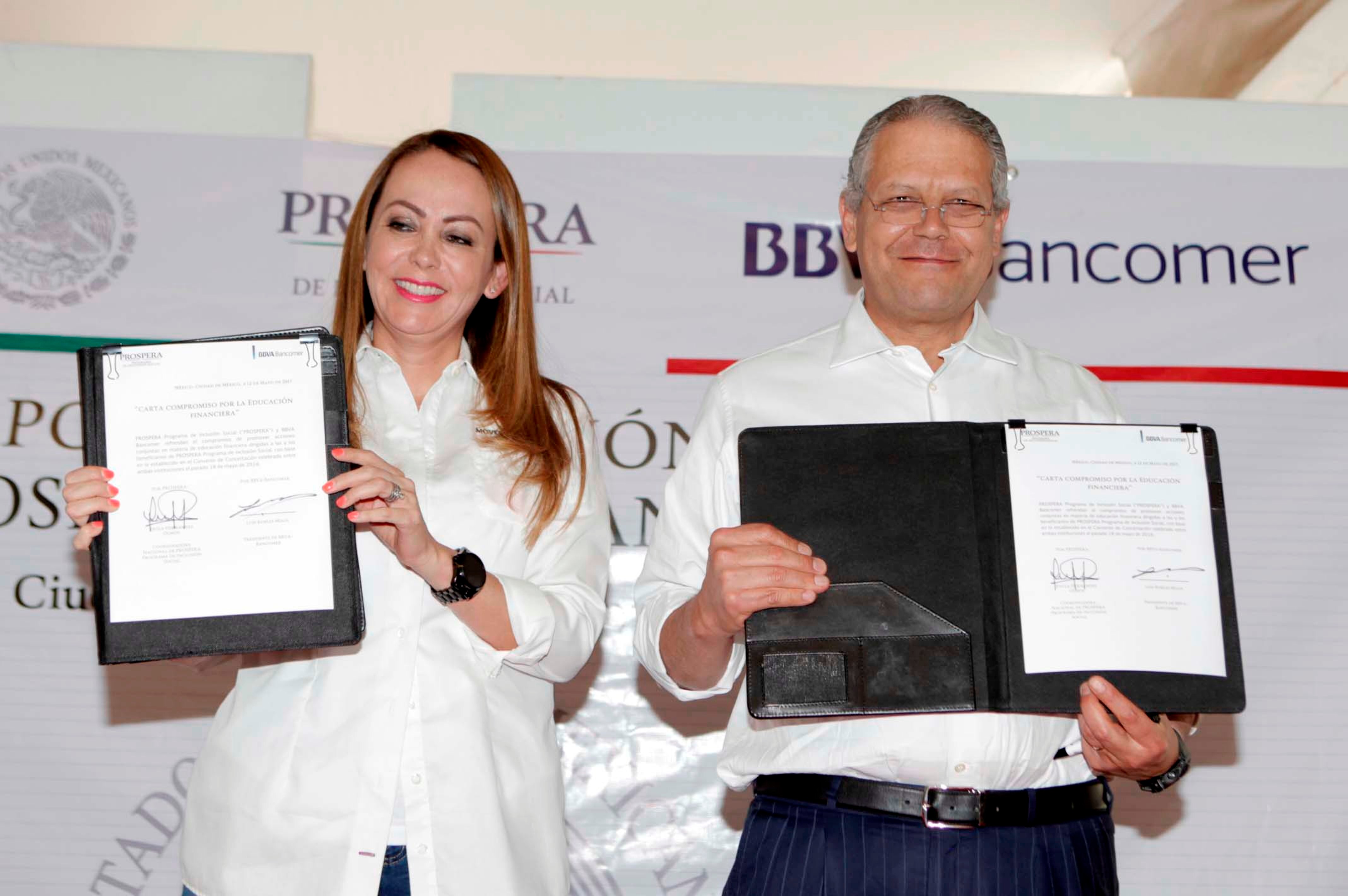 La Ing. Paula Hernández Olmos, Coordinadora Nacional de PROSPERA y el Lic. Luis Robles Miaja, Presidente del Consejo de Administración de BBVA Bancomer durante la firma de convenio. La Ing. Paula Hernández Olmos, Coordinadora Nacional de PROSPERA y el Lic. Luis Robles Miaja, Presidente del Consejo de Administración de BBVA Bancomer durante la firma de convenio.