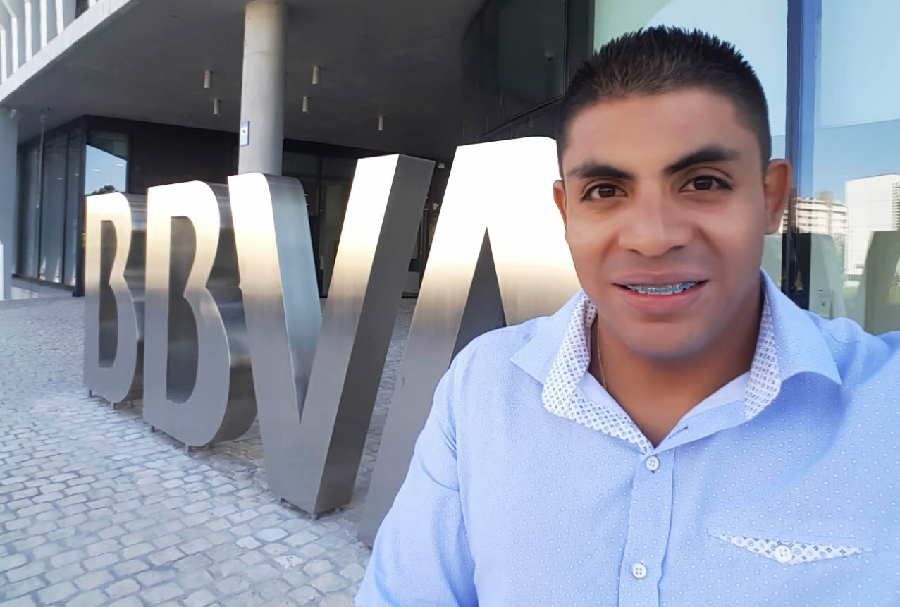Fotografía del deportista paralímpico, Francisco Sanclemente, patrocinado por BBVA, quien visitó en La Vela