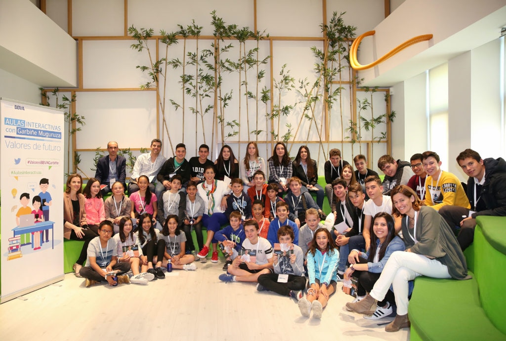 Garbiñe Muguruza con los estudiantes de Valores de Futuro de BBVA Garbiñe Muguruza con los estudiantes de Valores de Futuro de BBVA
