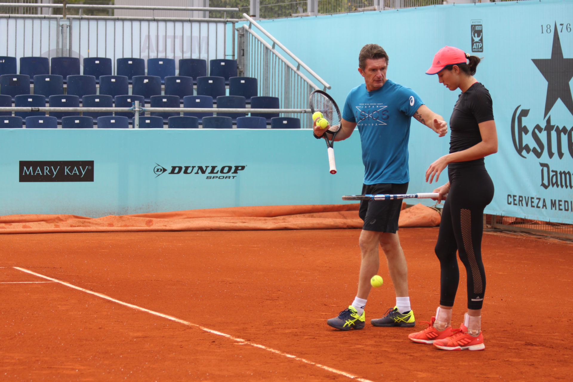 Garbiñe Muguruza y Sam Sumyk en un entrenamiento del Madrid Open