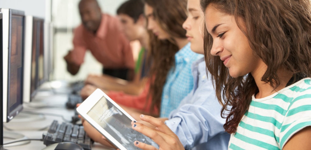 jóvenes, estudiantes, joven, tablet, edudación, tecnología, educación financiera