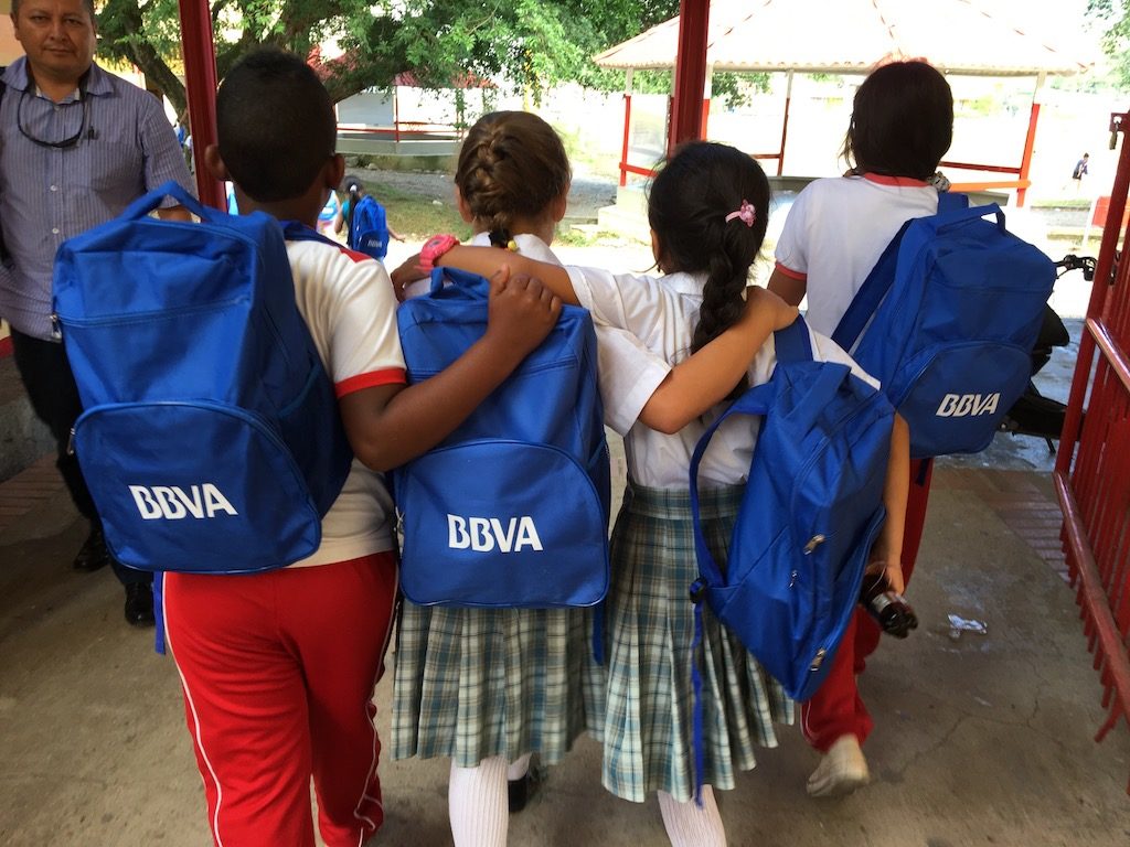Niños de Mocoa beneficiados con los 4000 morrales que donó BBVA Colombia Fotografía de Niños de Mocoa beneficiados con los 4000 morrales que donó BBVA Colombia