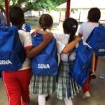 Fotografía de Niños de Mocoa beneficiados con los 4000 morrales que donó BBVA Colombia