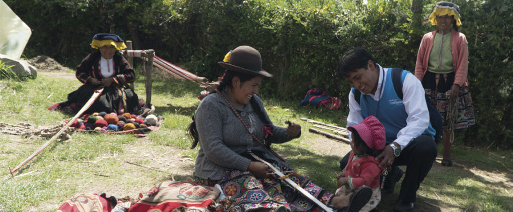 Mujer con asesor de Financiera Confianza, entidad de la FMBBVA en Perú Fotografía de Mujer con asesor de Financiera Confianza, entidad de la FMBBVA en Perú
