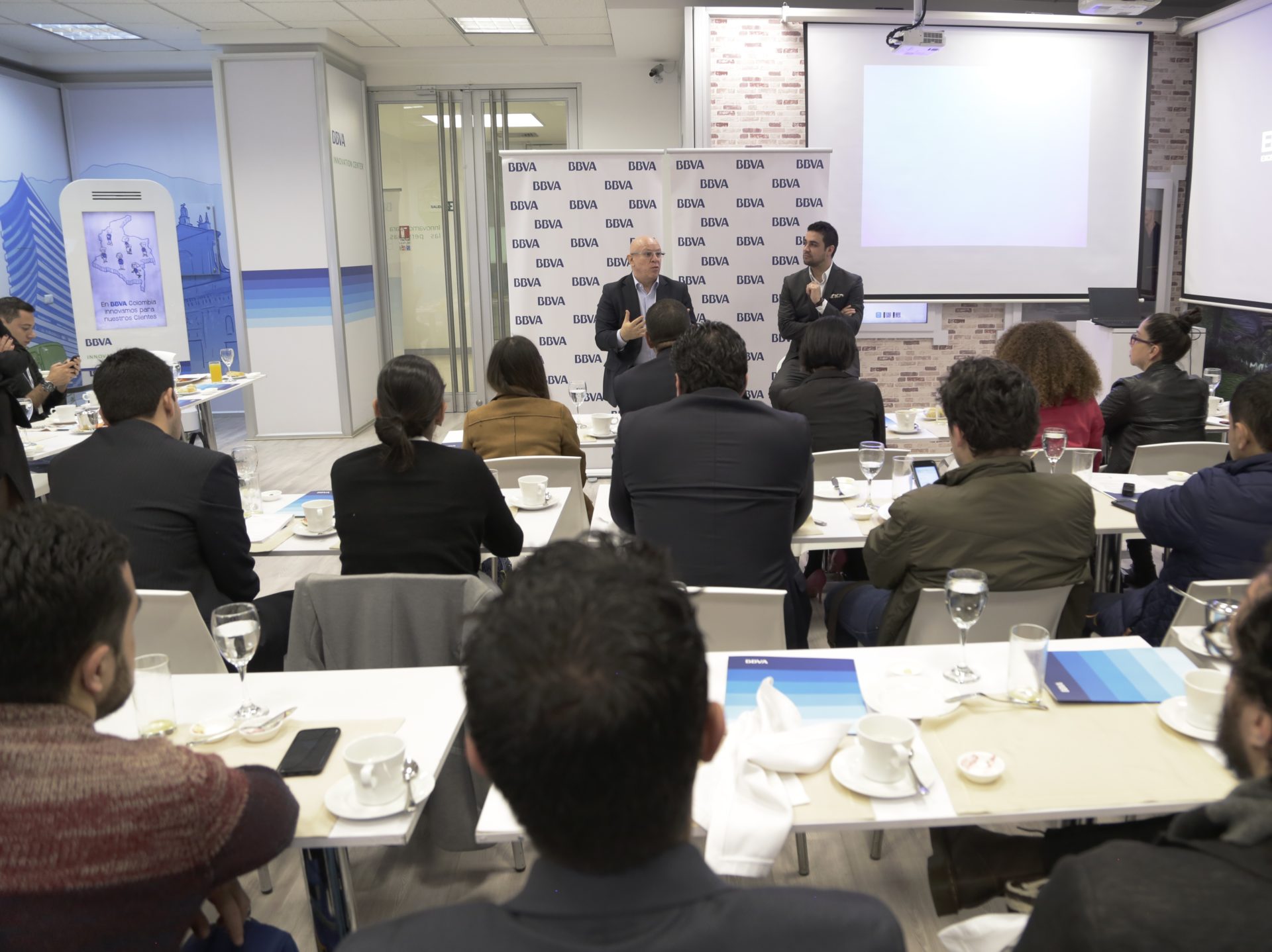 Fotografía de Pedro Buitrago y Setgio Zúñiga en jornada de Open Talent BBVA Colombia