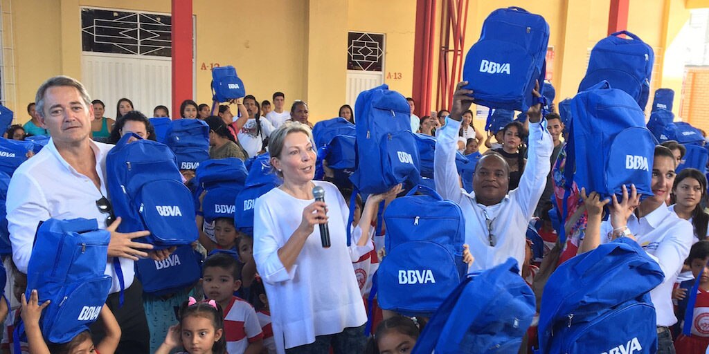 Entrega de kits escolares en Mocoa con el presidente de BBVA Colombia, La primera dama, la ministra de educación y el rector del colegio Fotografía de Entrega de kits escolares en Mocoa con el presidente de BBVA Colombia, La primera dama, la ministra de educación y el rector del colegio