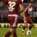 Leonardo Ponzio recibe la pelota. BBVA