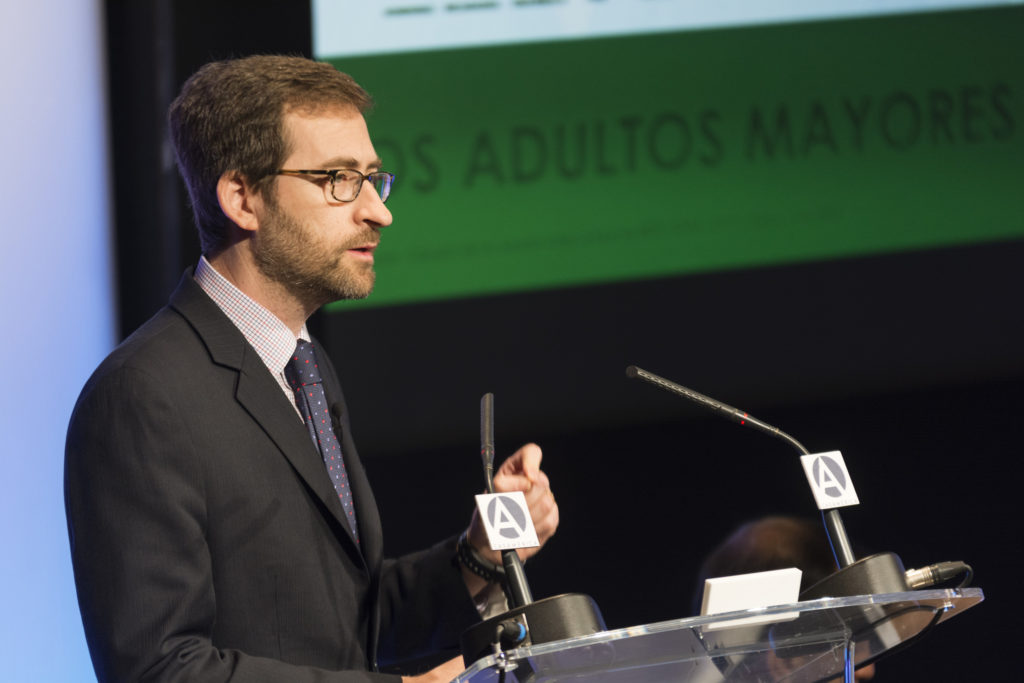 fotografia de Tomas Serebrisky economista banco interamericano desarrollo presentacion casa america bbva