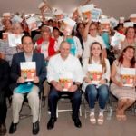 La Ing. Paula Hernández Olmos, Coordinadora Nacional de PROSPERA y el Lic. Luis Robles Miaja, Presidente del Consejo de Administración de BBVA Bancomer durante la firma de convenio.