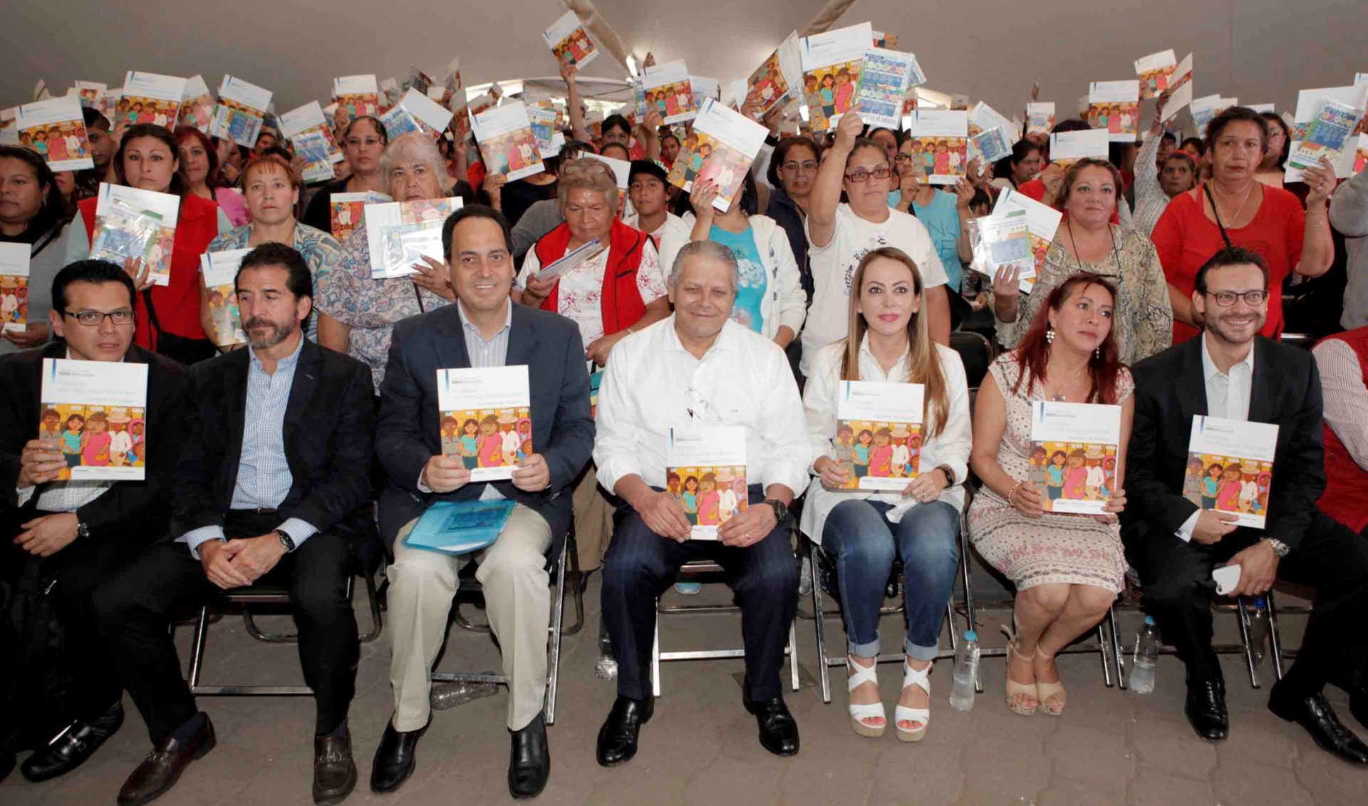 La Ing. Paula Hernández Olmos, Coordinadora Nacional de PROSPERA y el Lic. Luis Robles Miaja, Presidente del Consejo de Administración de BBVA Bancomer durante la firma de convenio.