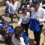 Fotografía de Óscar Cabrera en Mocoa, durante la entrega morrales a niños afectados por el desastre natural