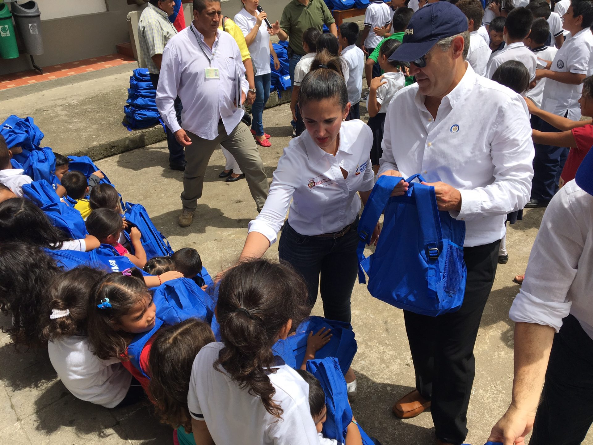 Fotografía de Óscar Cabrera en Mocoa, durante la entrega morrales a niños afectados por el desastre natural