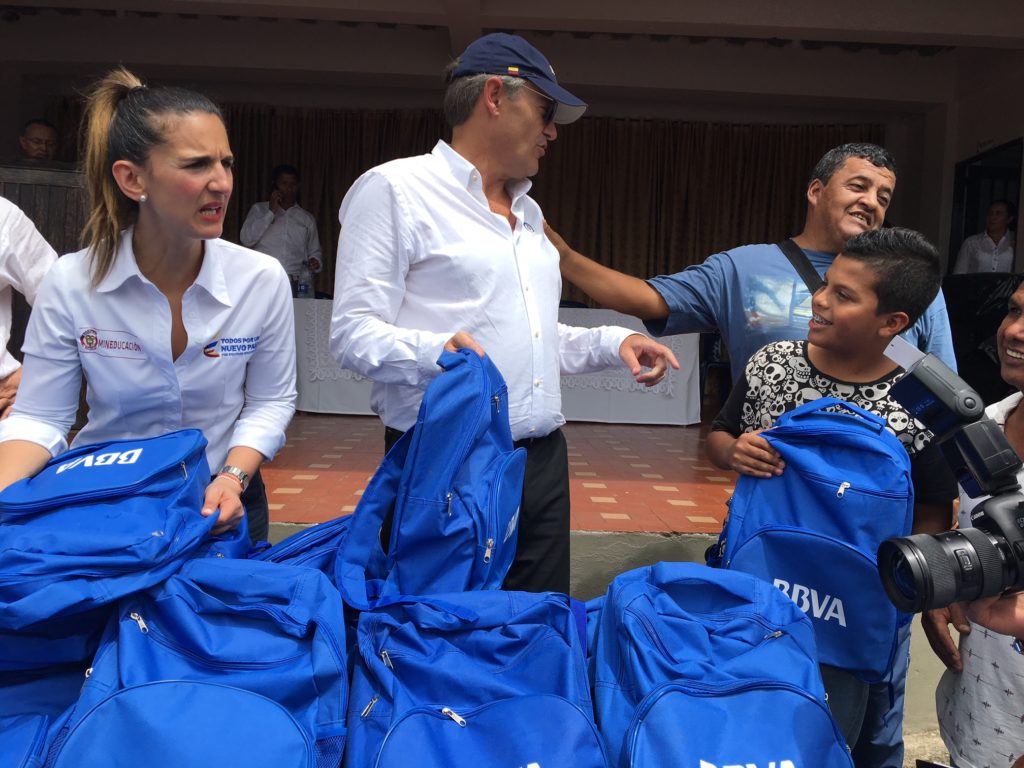Fotografía de Óscar Cabrera en la entrega morrales a niños de Mocoa
