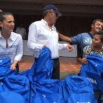 Fotografía de Óscar Cabrera en la entrega morrales a niños de Mocoa Fotografía de Óscar Cabrera en la entrega morrales a niños de Mocoa