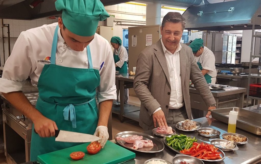 14062017-joan-roca-inicia-la-prospeccion-en-andalucia-con-una-visita-al-ies-heliopolis-escuela-con-la-que-colaborara-en-la-gira-bbva 14062017-joan-roca-inicia-la-prospeccion-en-andalucia-con-una-visita-al-ies-heliopolis-escuela-con-la-que-colaborara-en-la-gira-bbva