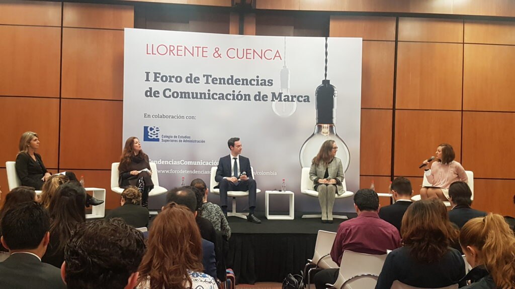 fotografía de asistentes al primer foro de tendencias de comunicación y marca