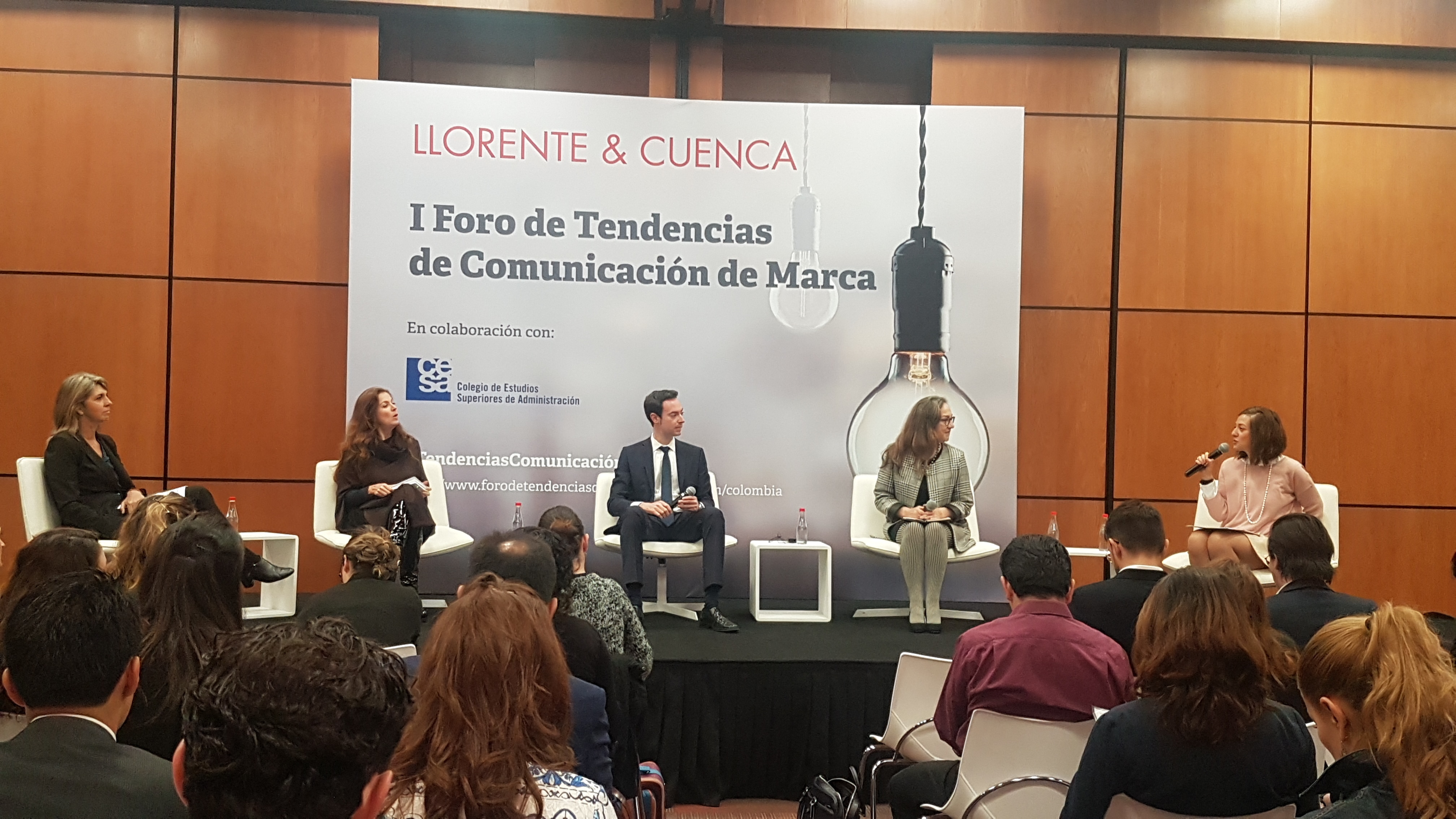 fotografía de asistentes al primer foro de tendencias de comunicación y marca