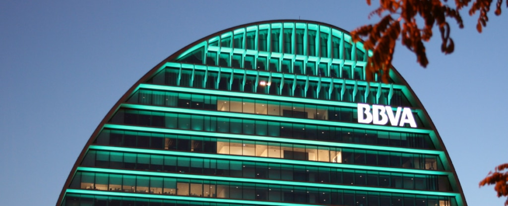 Sede de BBVA iluminada en verde para el día del Medio Ambiente Medio Ambiente