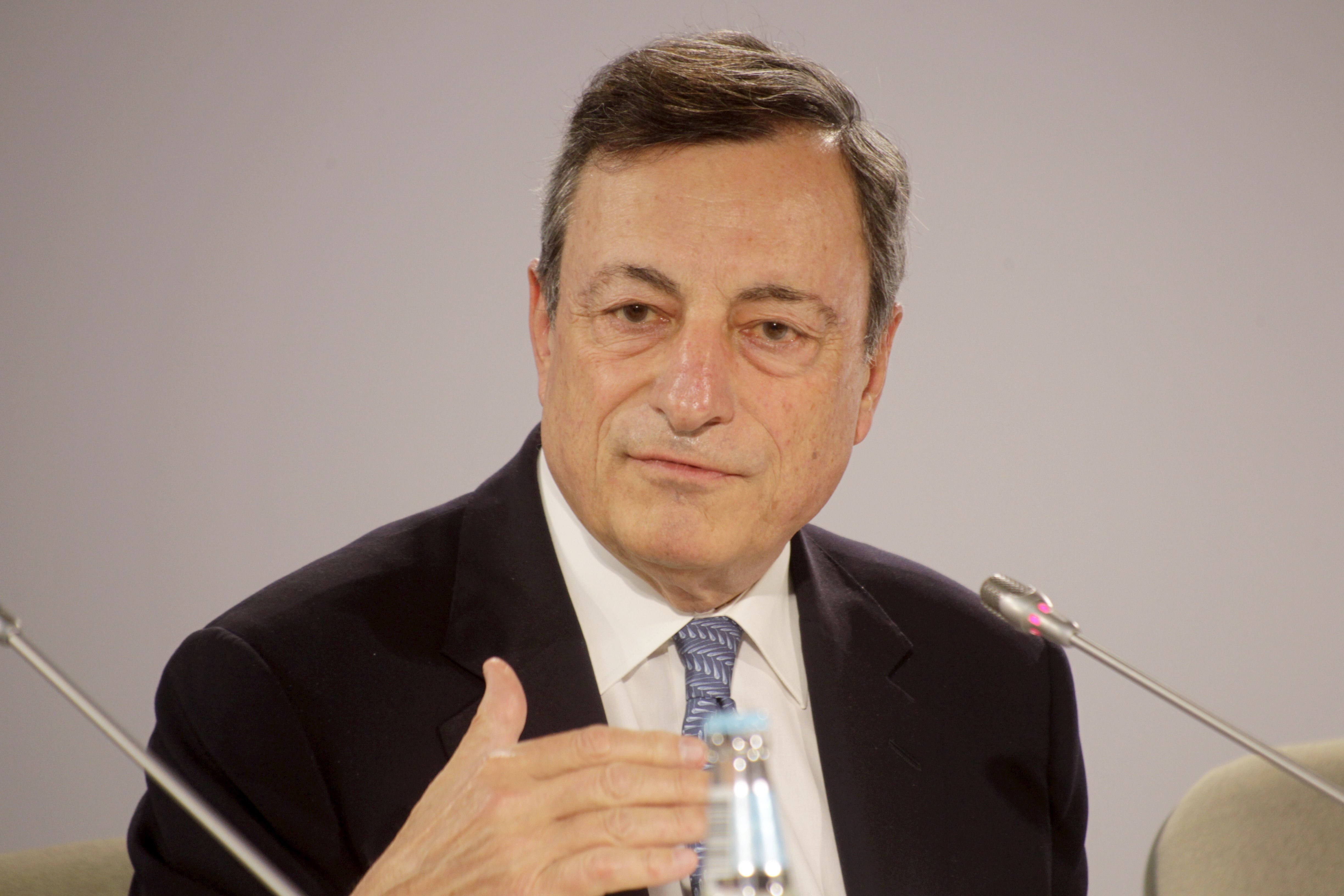 VAL04 TALLIN (ESTONIA) 08/06/2017.- El presidente del BCE, Mario Draghi, durante una rueda de prensa tras la reunión con el máximo órgano ejecutivo del BCE, en Tallin (Estonia) hoy, 8 de junio de 2017. VAL04 TALLIN (ESTONIA) 08/06/2017.- El presidente del BCE, Mario Draghi, durante una rueda de prensa tras la reunión con el máximo órgano ejecutivo del BCE, en Tallin (Estonia) hoy, 8 de junio de 2017.