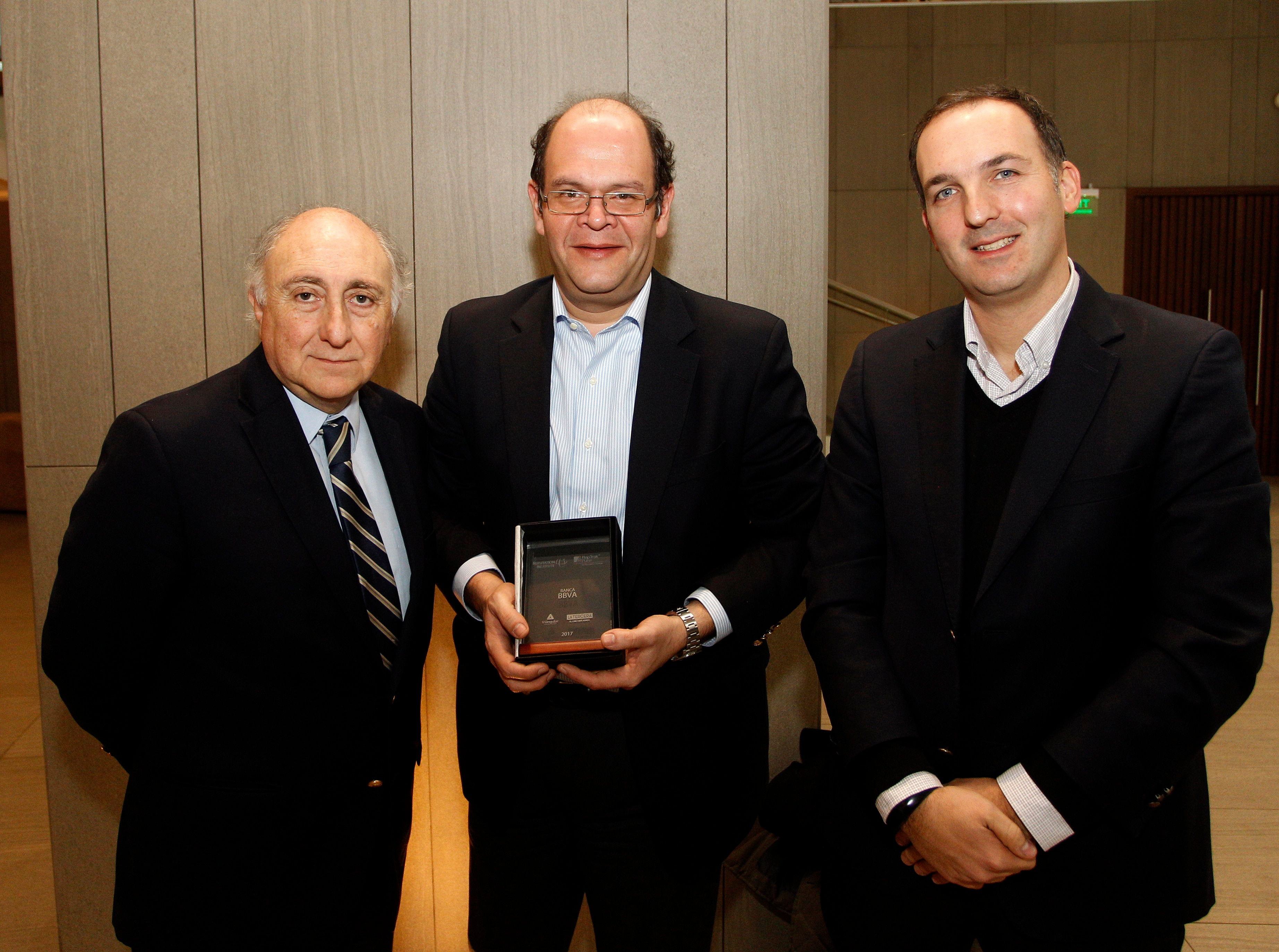 El reconocimiento de BBVA como la entidad con mejor reputación del sector bancario chileno fue recibido por Renzo Poggione, director de Comunicaciones BBVA Chile; Eduardo Olivares, gerente de la División Desarrollo de Negocios BBVA Chile; y Alejandro Battochio, gerente de Marketing y Ventas Digitales BBVA Chile. El reconocimiento de BBVA como la entidad con mejor reputación del sector bancario chileno fue recibido por Renzo Poggione, director de Comunicaciones BBVA Chile; Eduardo Olivares, gerente de la División Desarrollo de Negocios BBVA Chile; y Alejandro Battochio, gerente de Marketing y Ventas Digitales BBVA Chile.