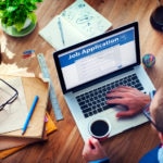 Fotografía de hombre trabajando aplicaciones productividad laboral